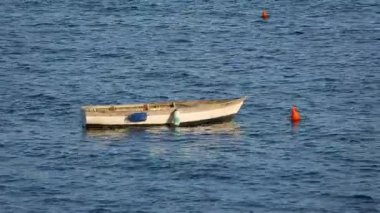 Nehri üzerinde su taşımacılığında, rekreasyon yelken ve balıkçılık eski boş tekne