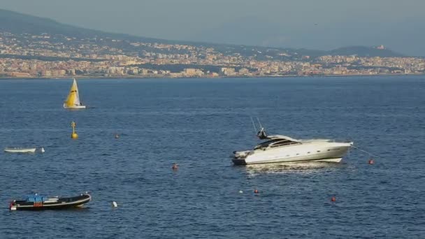 Vakker hvit yacht som flyter i Napolibukten i Italia, luksushobby, turisme – stockvideo