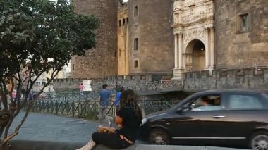 Naples, zafer takı görünümünü antik New Castle civarındaki yürüyen turist