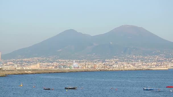 Dech w piersiach widok z portu w Neapolu z mount Wezuwiusz w tle, panorama — Wideo stockowe