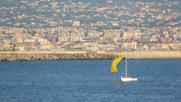 Bateau blanc avec voile jaune flottant près du golfe de Naples, transport par eau — Video