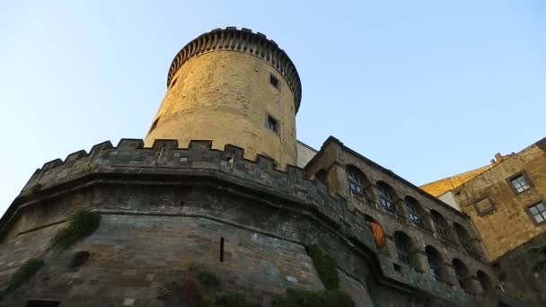 Úžasný pohled z nového hradu v Neapoli, prohlídka, starověké architektury — Stock video