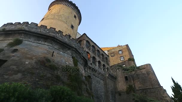 Starożytne elewacji zamku Maschio Angioino w Neapolu, architektura, dziedzictwo — Wideo stockowe