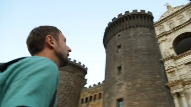 Homme regardant la façade étonnante de l'arc de triomphe du nouveau château, visite guidée — Video