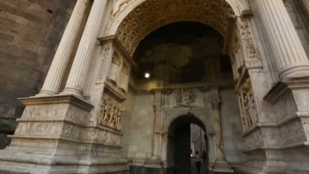 Hermoso exterior medieval del Castillo Nuevo, arco de mármol blanco con esculturas — Vídeo de stock