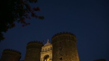 Akşamları, Naples'daki Ortaçağ Castel Nuovo panoramik manzaralı