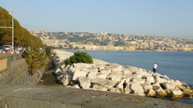 Napoli inanılmaz manzara sahil, turizm gelen zevk çantalı adam turizm
