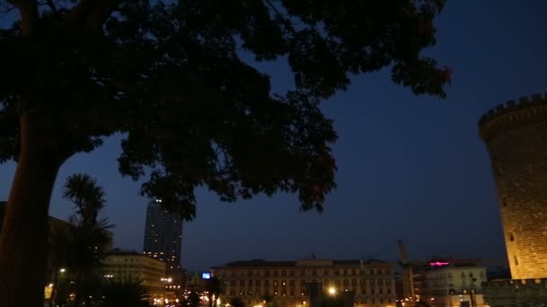 Abendblick auf das neue Schloss in Neapel, Sehenswürdigkeiten der Stadt, antike Architektur — Stockvideo