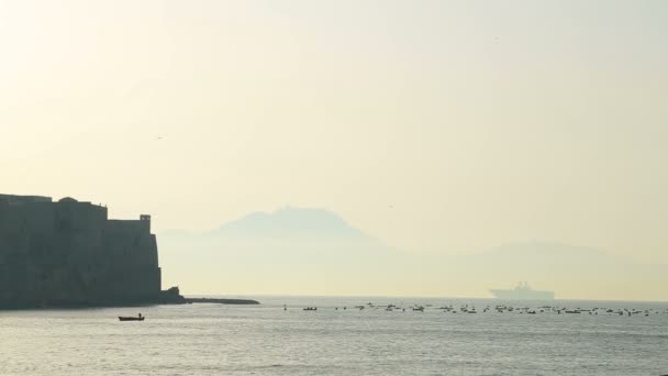 Vue imprenable sur Castel dell Ovo, le golfe de Naples et le Vésuve dans la brume — Video