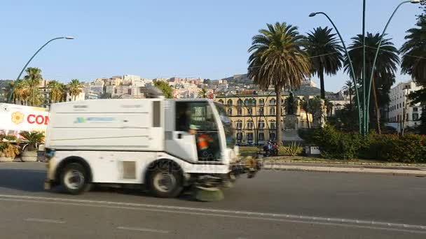 Naples, İtalya - Temmuz 2014 yaklaşık: Gezi şehrin. Napoli şehir merkezinde, ulaşım yolu üzerinde sürüş kamyon Temizleme — Stok video