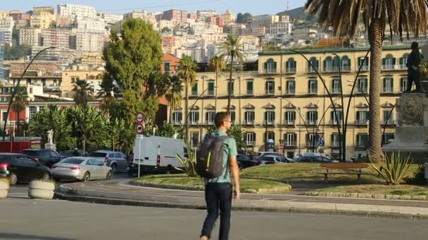 Homem atravessando a estrada no centro da cidade de Nápoles, turismo e férias, transporte — Vídeo de Stock