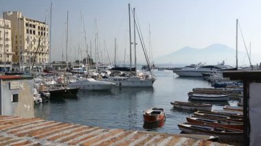 Harika manzarasını bağlantı noktası ve park edilmiş yatlar, su taşıma Napoli, İtalya