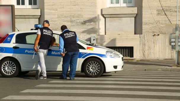 NAPLES, ITALIE - CIRCA JUILLET 2014 : Visite de la ville. Les policiers parlent avec leur camarade assis dans une voiture garée près de la gare — Video