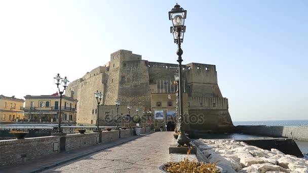 Fantastický pohled na Castel dell Ovo a moře, cestovního ruchu a památek, Neapol — Stock video