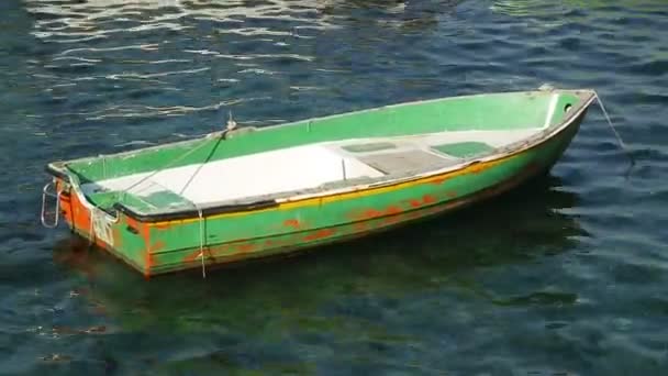 Oude houten boten drijvend op de zee in de buurt van Golf van Napels, het vervoer over water — Stockvideo