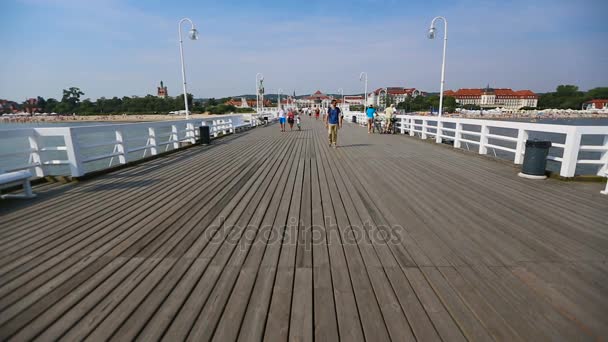 Turister promenader längs Brzezno Pier, en av resort stadsdelar i Gdansk, Polen — Stockvideo