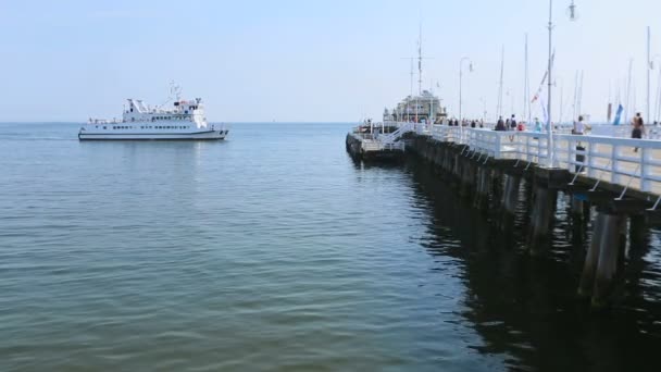Barco de prazer que retorna turistas de viagem em mar aberto, férias de verão, viagens — Vídeo de Stock