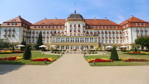 Luxe vijfsterren grand hotel in Sopot, accommodatie voor rijke toeristen in Polen — Stockvideo