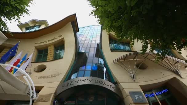 SOPOT, POLAND - CIRCA AUGUST 2014: Sightseeing in the city. Crooked House in Sopot, unusually shaped building, sightseeing tour to Poland — Stock Video