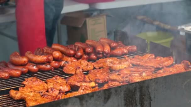 Уличные торговцы готовят на гриле еду на открытом воздухе, нездоровое питание, жирные закуски — стоковое видео