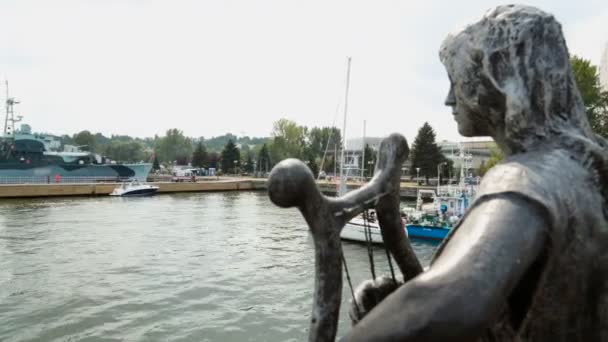 Statue decorating vintage ship leaving port for open sea, entertaining tourists — Stock Video