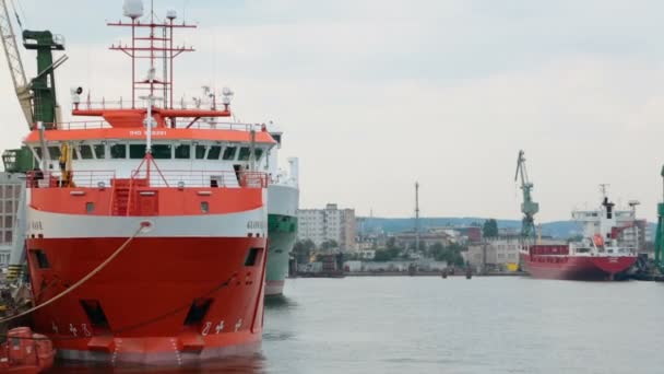 GDANSK, POLONIA - CIRCA AGOSTO 2014: Turismo en la ciudad. Crucero enorme y remolcador amarrado en el puerto polaco, transporte de pasajeros — Vídeos de Stock