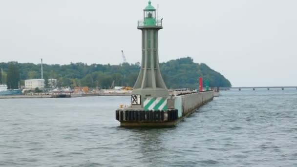 Un montón de pájaros curiosos sentados alrededor del faro escoltando a los marineros a un viaje seguro — Vídeos de Stock