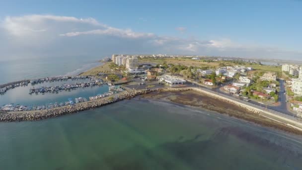 Tiro aéreo sobre Larnaca marina em Chipre, cidade resort, porto com iates — Vídeo de Stock