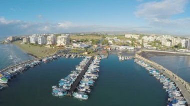 Larnaka Marina Kıbrıs, yatlar ile bağlantı noktasının hava atış panoramik görünüm