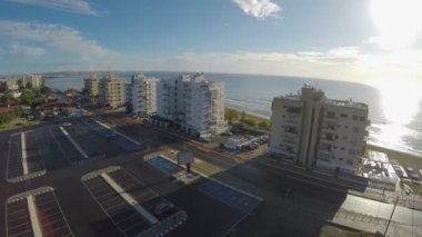 Araba park ve plaj Larnaka şehrinde civarında yüksek binalar