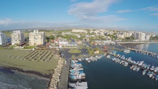 Aerial drone strzał na przystani i plaży Finikoudes w miejscowości Larnaka, Cypr — Wideo stockowe