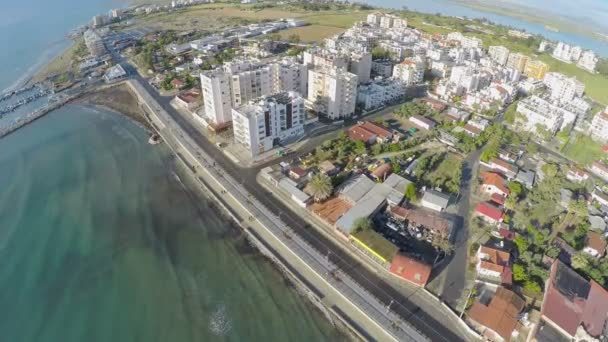 Impresionante drone disparo sobre terraplén en la ciudad de Larnaca, el turismo en Chipre — Vídeo de stock
