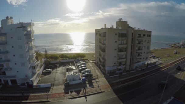 Luftaufnahme über hohe Gebäude in Larnaka-Stadt, Blick aufs Meer, sonniges Wetter — Stockvideo