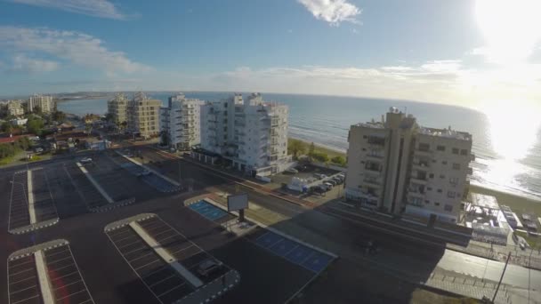 Pohled na parkoviště a vysoké budovy, které jsou umístěny v blízkosti pláže v Larnace — Stock video