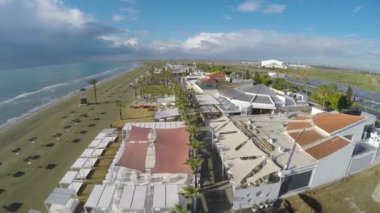 Avuç içi ile boş plajındaki hava görünümünü Larnaka şehrinin güzel manzara