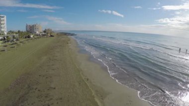 Deniz dalgalar kıyıya Larnaka şehirde, plajda güzel havadan görünümü yıkama