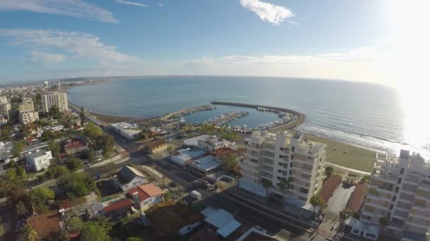 Drone volant au-dessus de la ville de Larnaca, paysage étonnant de la ville de villégiature, Chypre — Video