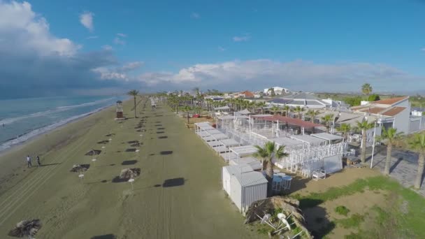 Luftaufnahme am Strand in Zypern, Strohschirme und Chaiselongues, Larnaka — Stockvideo