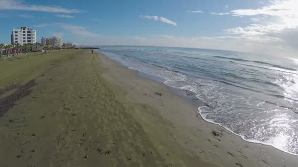 Uomo a piedi sulla spiaggia nella città di Larnaca, relax e turismo, Cipro — Video Stock