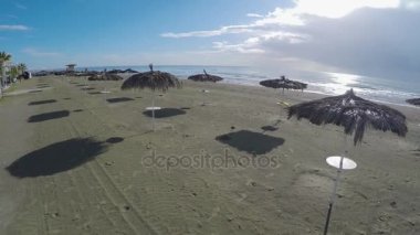 Saman şemsiye uçan uçak Larnaka, gevşeme plajda görünümü