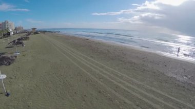 Larnaka, saman şemsiye uçan uçak sahil şeridi üzerinde havadan görünümü