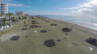 Düşük sezon Larnaka şehrinde, Hava sahil saman şemsiye ile yukarıda vurdu