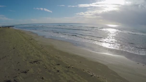 Drohne fliegt über Sandstrand, Meereswellen spülen an Land, sonniges Wetter, Zypern — Stockvideo