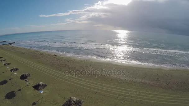 Аэросъемка пустого пляжа и моря в городе Ларнака, красивый пейзаж — стоковое видео