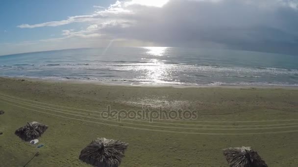 Vista aérea fresca sobre sombrillas de paja de pie en la playa en Larnaca, Chipre — Vídeos de Stock