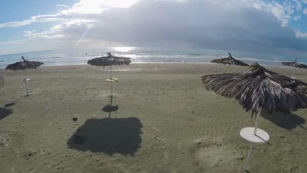 Playa en la ciudad de Larnaca, vista aérea sobre sombrillas de paja y mar, paisaje marino — Vídeos de Stock