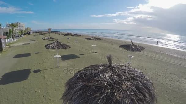 Larnaca ville, vue aérienne au-dessus de la plage de sable avec parasols en paille, Chypre — Video