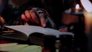 Deneyimli cadı spellbook, sihirli bir atmosfer ve öznitelikleri, wizardy okuma