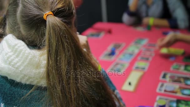 Grupo de adolescentes jugando un juego de mesa, tiempo libre y relajarse, juntos — Vídeos de Stock