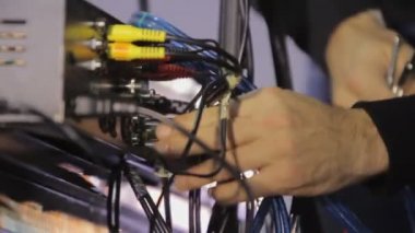 Gece kulübünde ses donanımları içine telleri bağlarken kayıtçısı ses programcısı